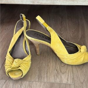 Moda Mustard Suede Peep-Toe Heels - Size 6.5